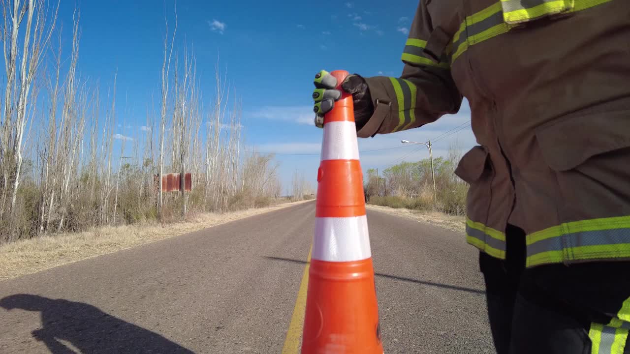 消防队员在路上放置锥形路障视频素材