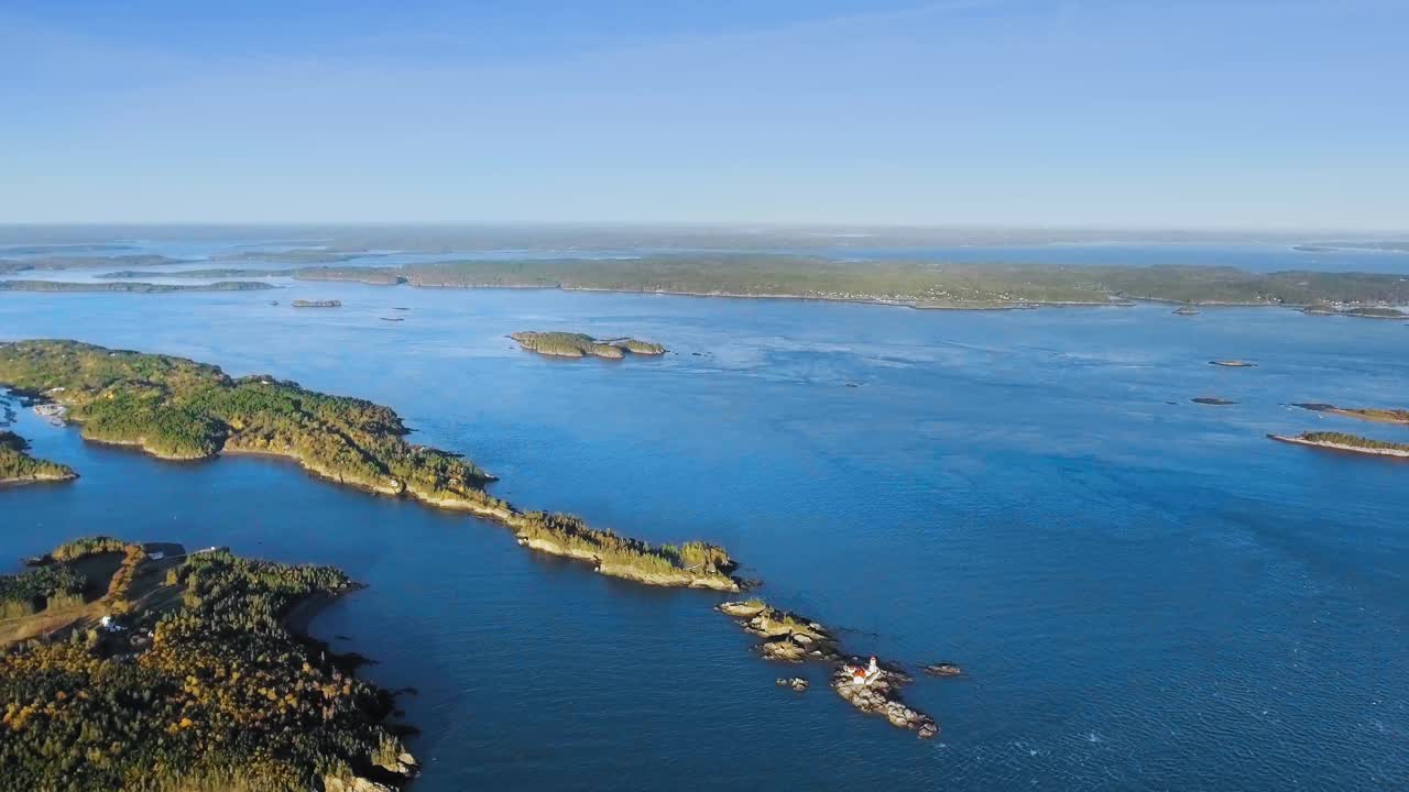 芬迪湾和岛屿的全景航拍镜头，无人机拍摄的黑德港灯塔，坎波贝罗岛，加拿大新不伦瑞克，视频下载