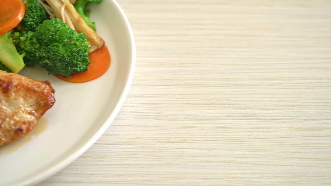 烤鸡排配蔬菜，放在白色盘子里视频素材