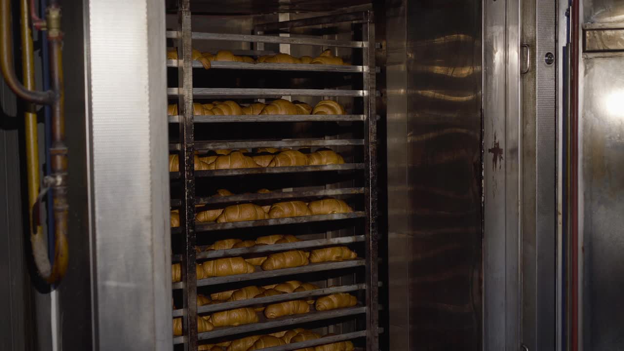 在面包房看到一架有新鲜出炉的牛角面包的盘子视频下载