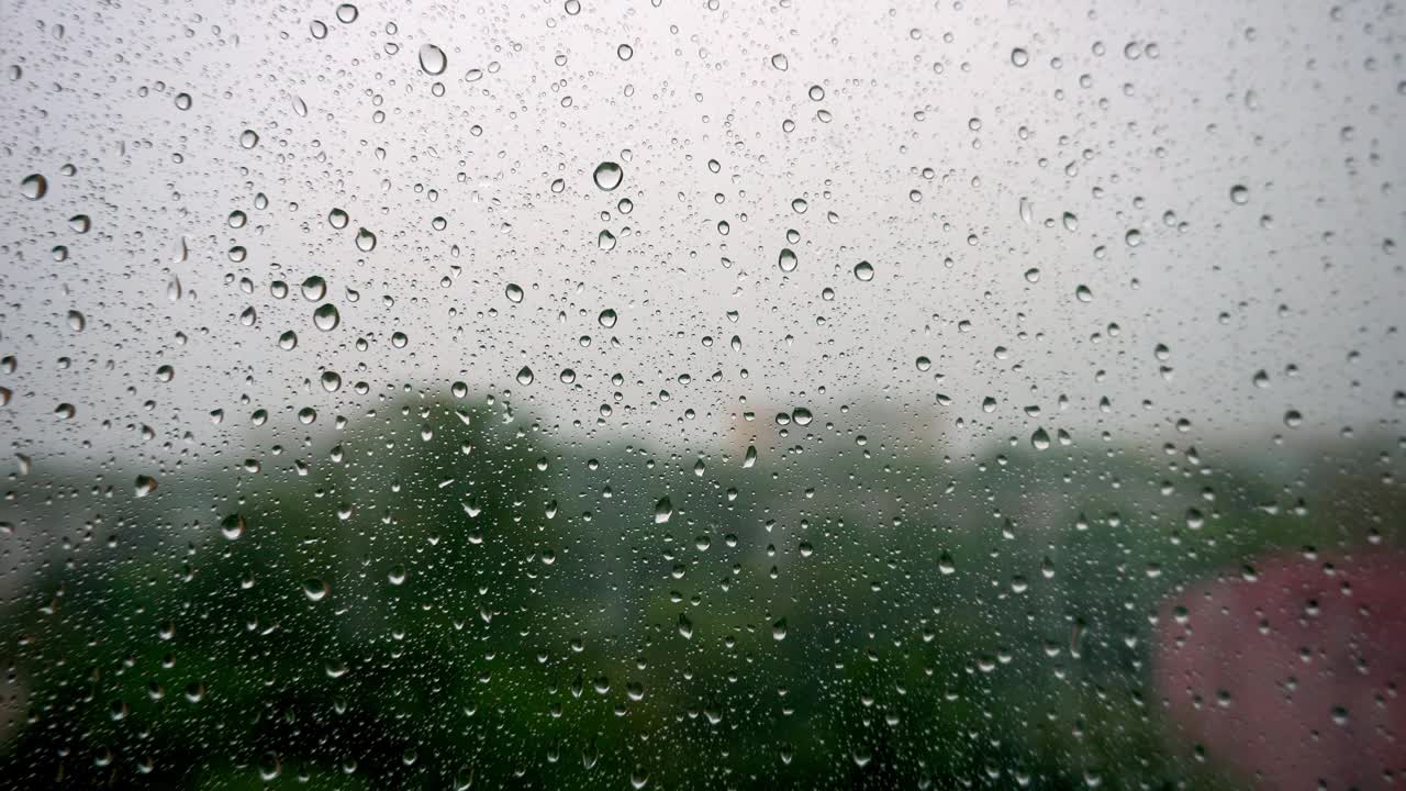 雨滴从玻璃上流下，雨滴落在窗户上，悲伤的情绪，思念，沉闷，秋的忧郁，忧郁。雨，滴，雨，水滴。视频素材