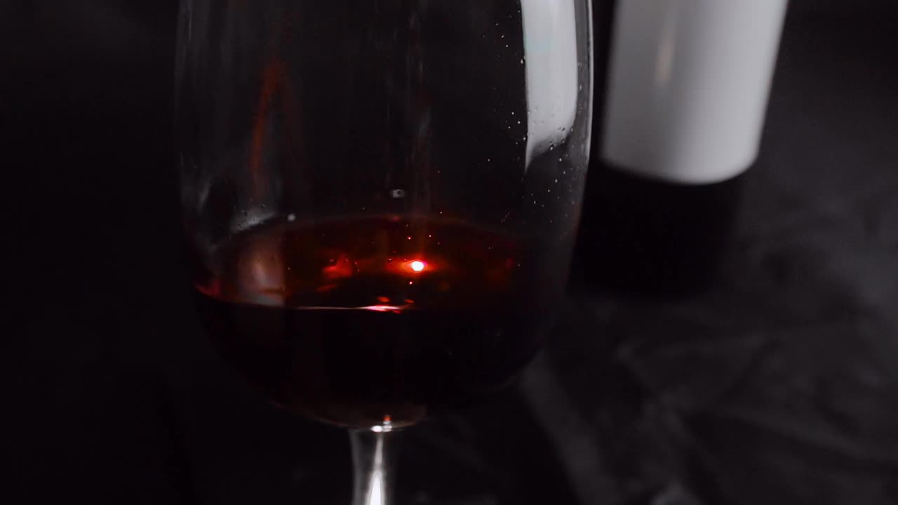 一杯红酒。慢动作视频下载