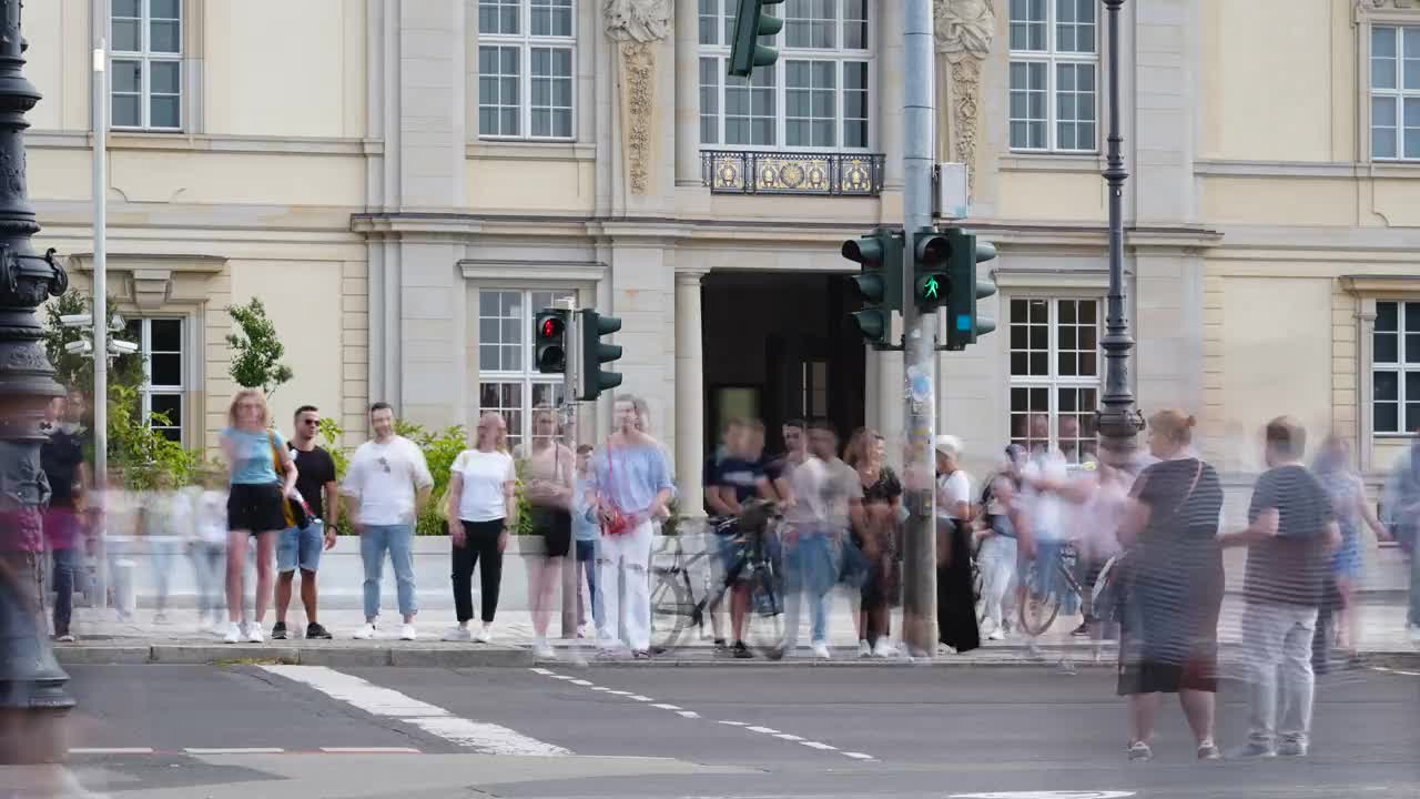 柏林市中心游客走过的人行横道视频素材