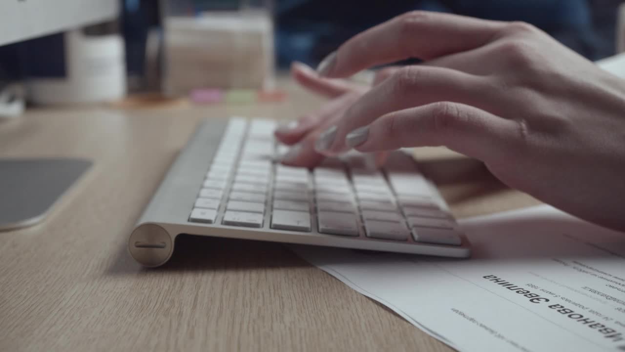 办公室工作人员在房间的桌子上用无线键盘打字视频素材