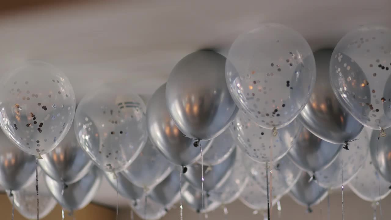 灰色闪亮的派对气球，银色的氦气球视频下载