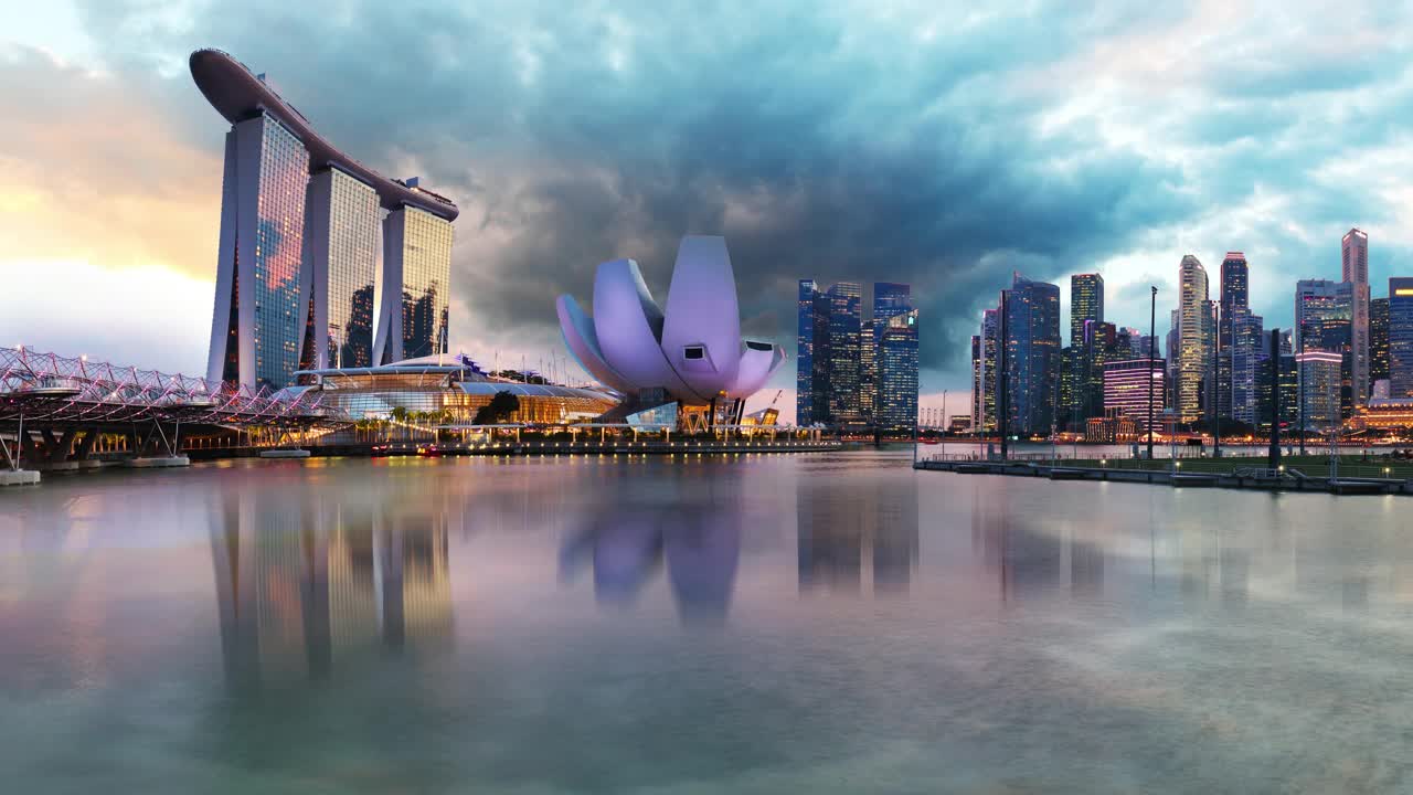 新加坡城市天际线在戏剧性的日出-时间推移视频素材
