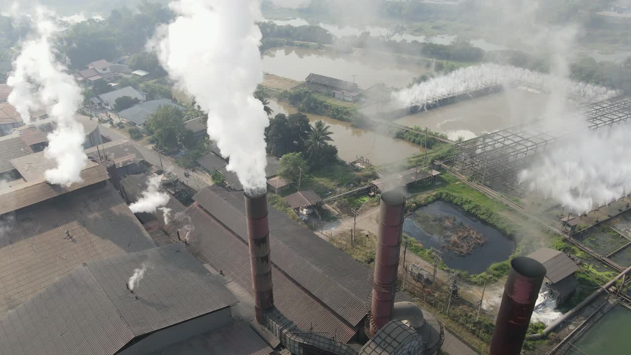 鸟瞰工厂烟囱冒烟，糖厂空气污染视频下载