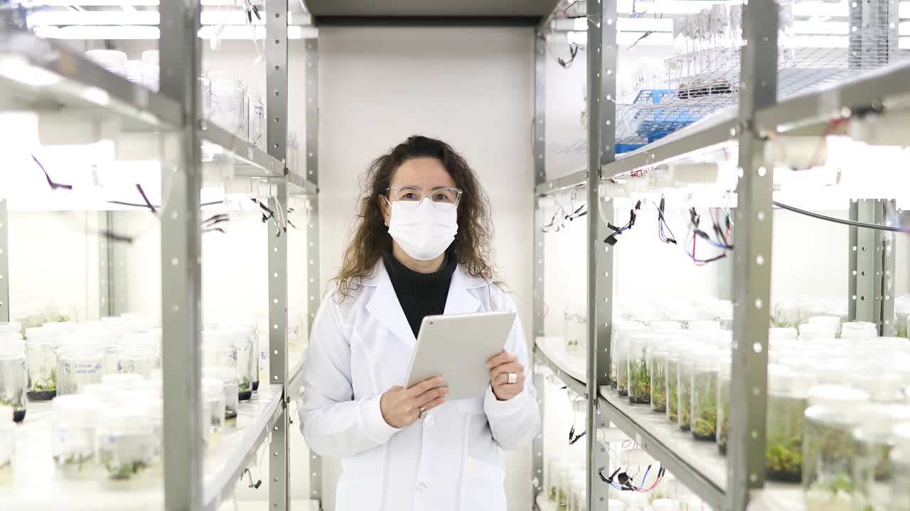 科学家肖像站在植物生长室视频下载