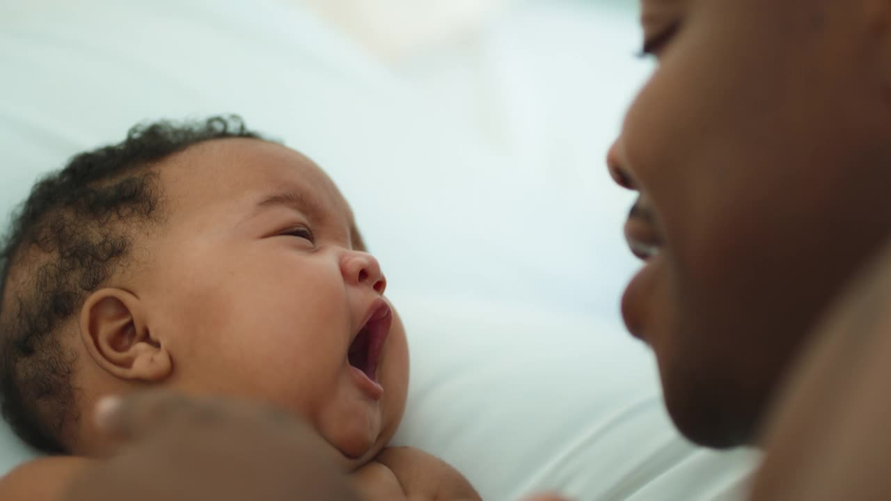 快乐的非洲父亲正在安慰他刚出生的女婴视频素材