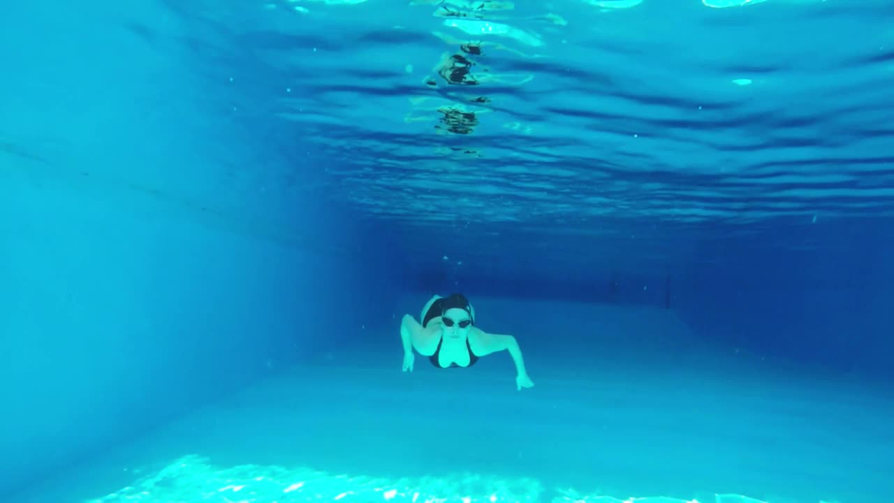 在水下游向摄像机视频下载
