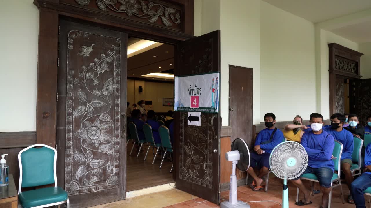 在泰国新冠疫苗接种中心等待的移民工人视频下载