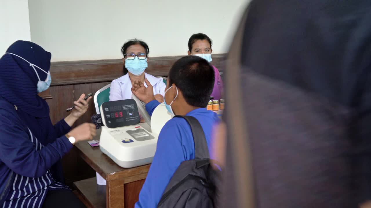 泰国Covid-19疫苗接种中心正在接受医疗检查的移民工人视频下载