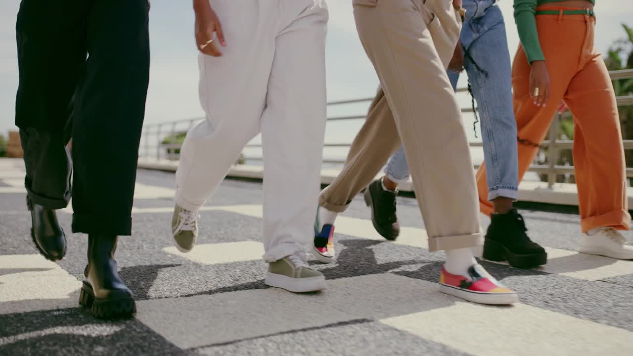 一群朋友在城市里一起散步的4k视频片段视频下载