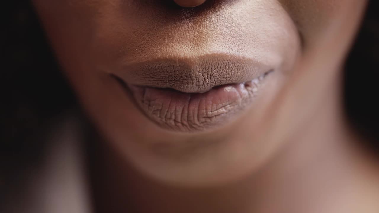 黑人妇女把口香糖放进嘴里，味道清新，牙齿健康，宏观视频下载