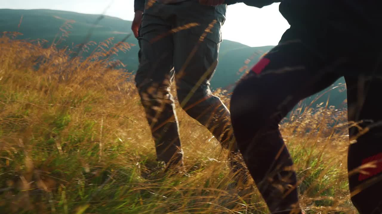 一对夫妇在山上一起享受时光。视频下载