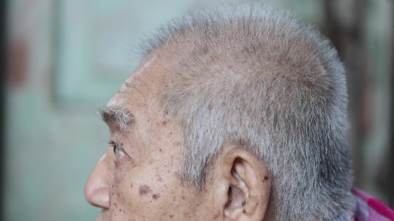 4K分辨率的父子老人在室内用理发器在家梳洗。在冠状病毒隔离期间，请呆在家里理发。自己动手，理发师。东南亚的泰国视频素材