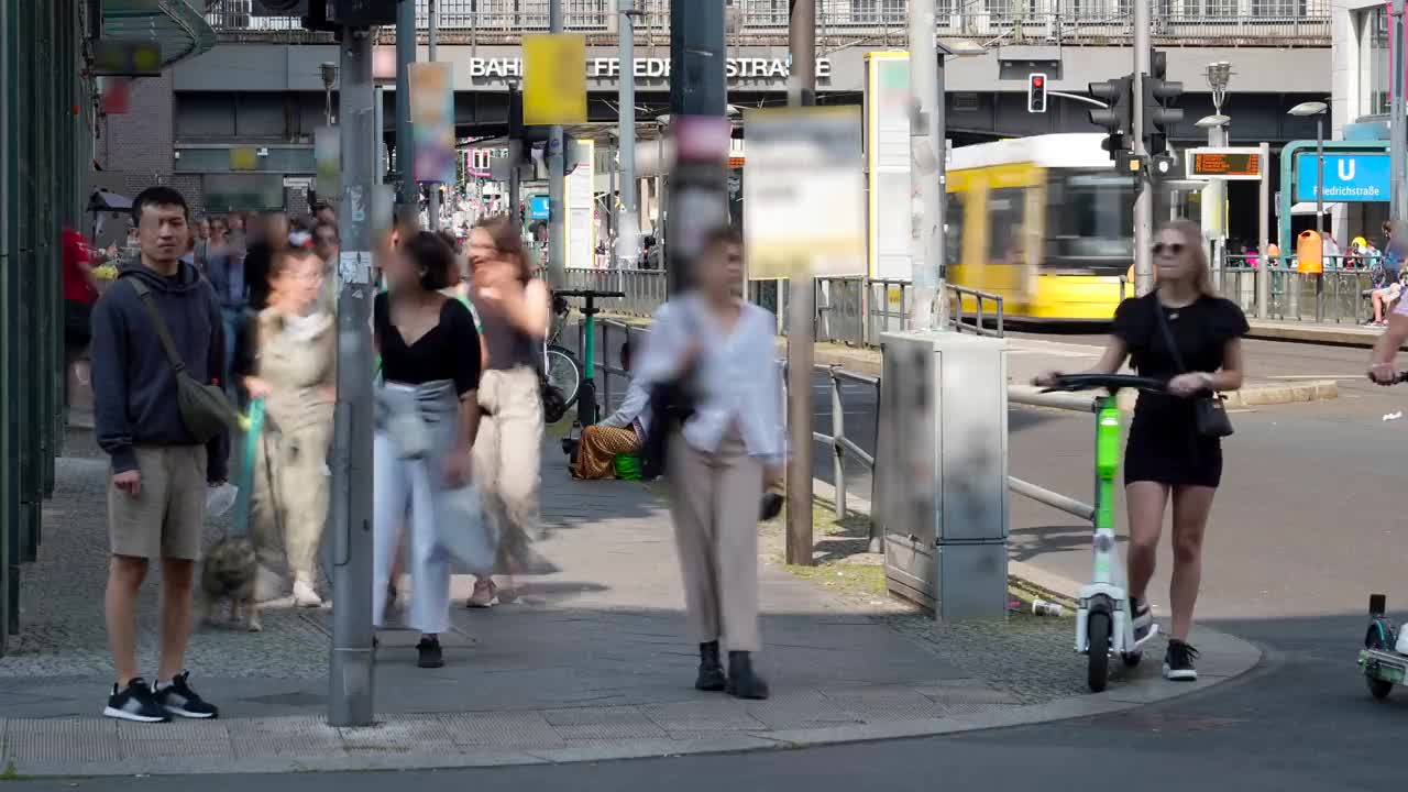 一个城市繁忙的购物街视频下载