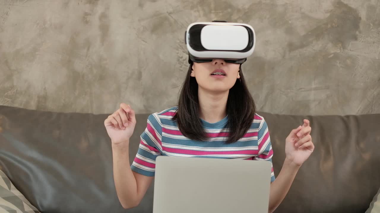亚洲女性戴着虚拟现实头盔，观看3D虚拟模拟。视频素材