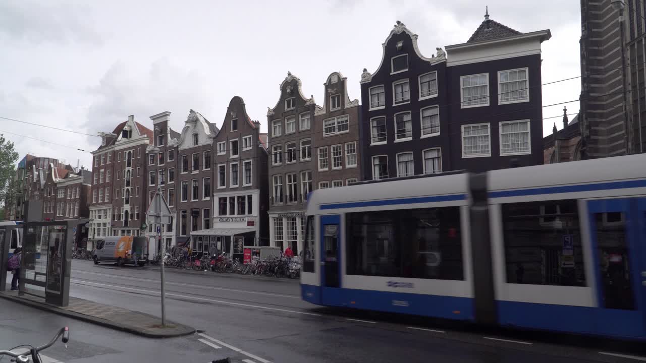 荷兰风格的房子沿着阿姆斯特丹的道路在恶劣的天气视频素材