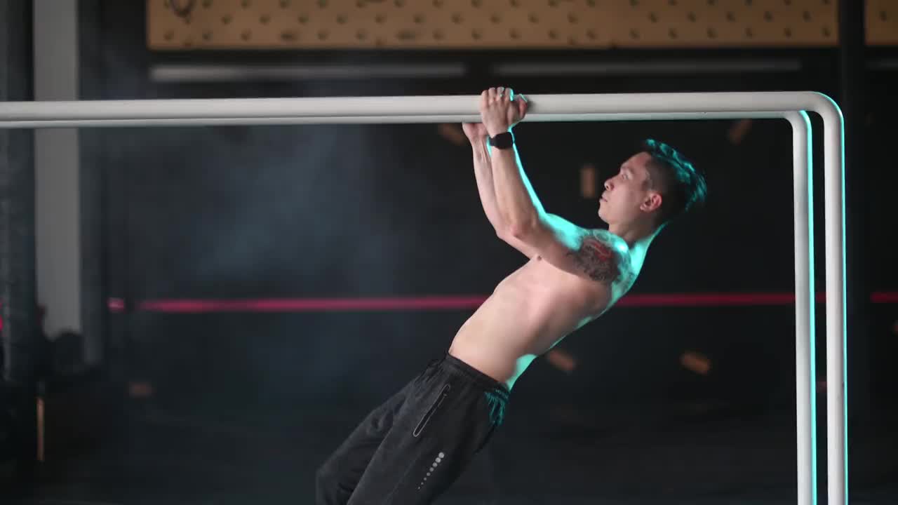 极限运动亚洲华人男子运动员在健身房练习健美操视频下载