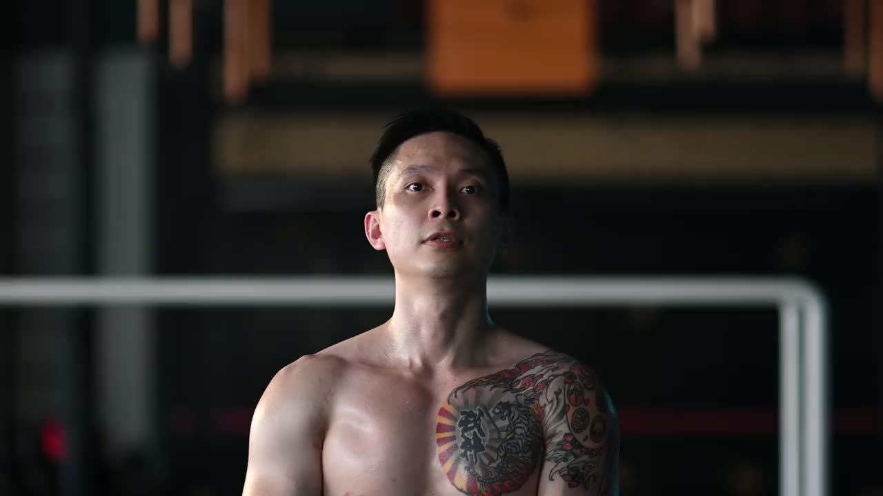 极限运动亚洲华人男子运动员在健身房练习健美操视频下载