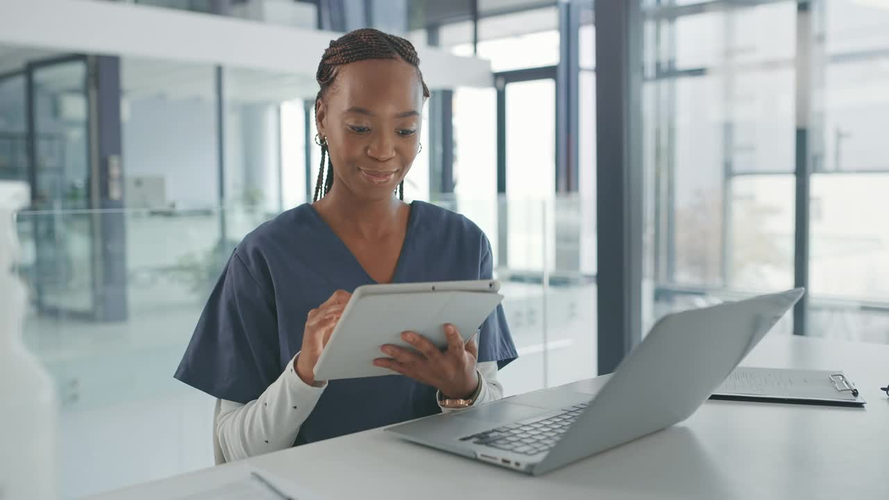 一名年轻女医生在工作时使用数码平板电脑的4k视频片段视频下载