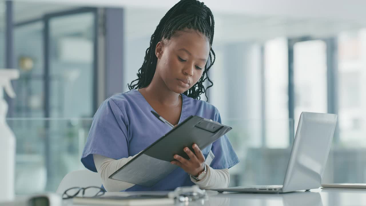 一名年轻女医生在工作时使用笔记本电脑做笔记的4k视频片段视频下载