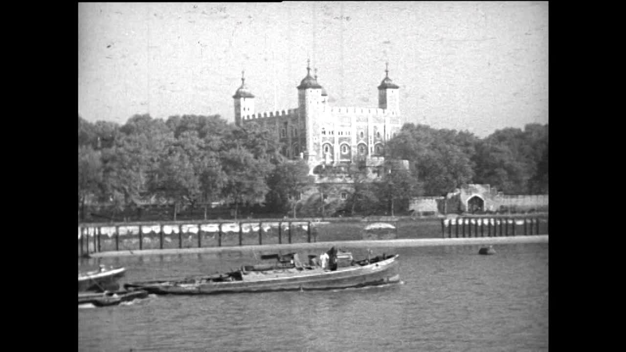 WS船经过泰晤士河上的伦敦塔;1967视频下载