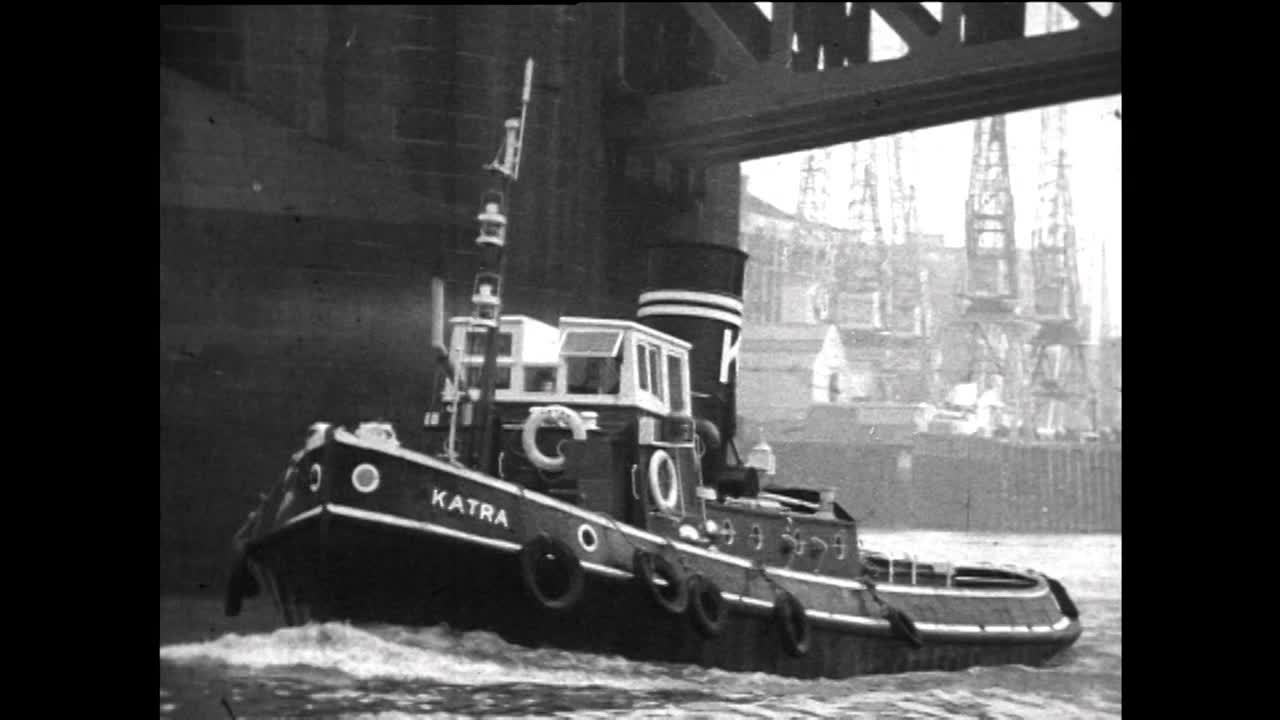 伦敦泰晤士河上的拖船从塔桥下驶过;1967视频下载