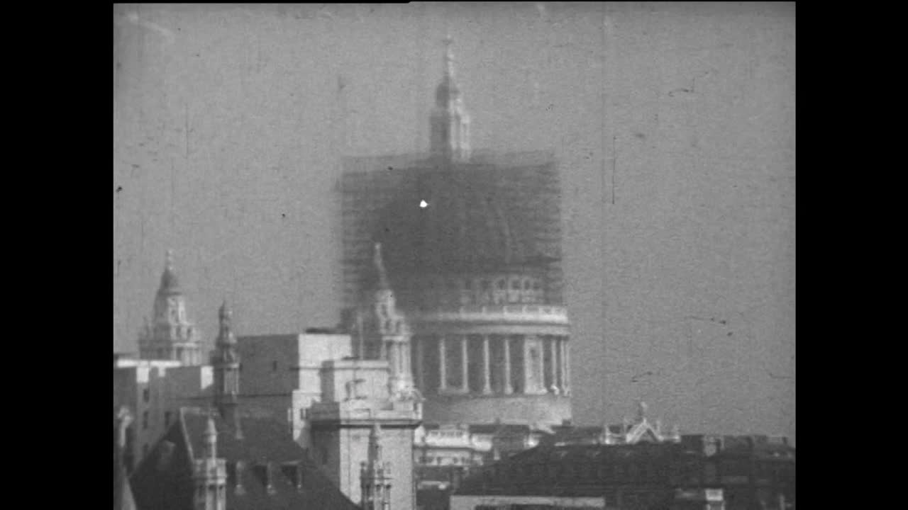 伦敦天际线脚手架下的圣保罗大教堂;1967视频下载