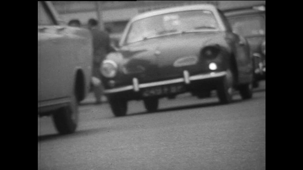 低视野的汽车行驶在伦敦道路上;1967视频素材