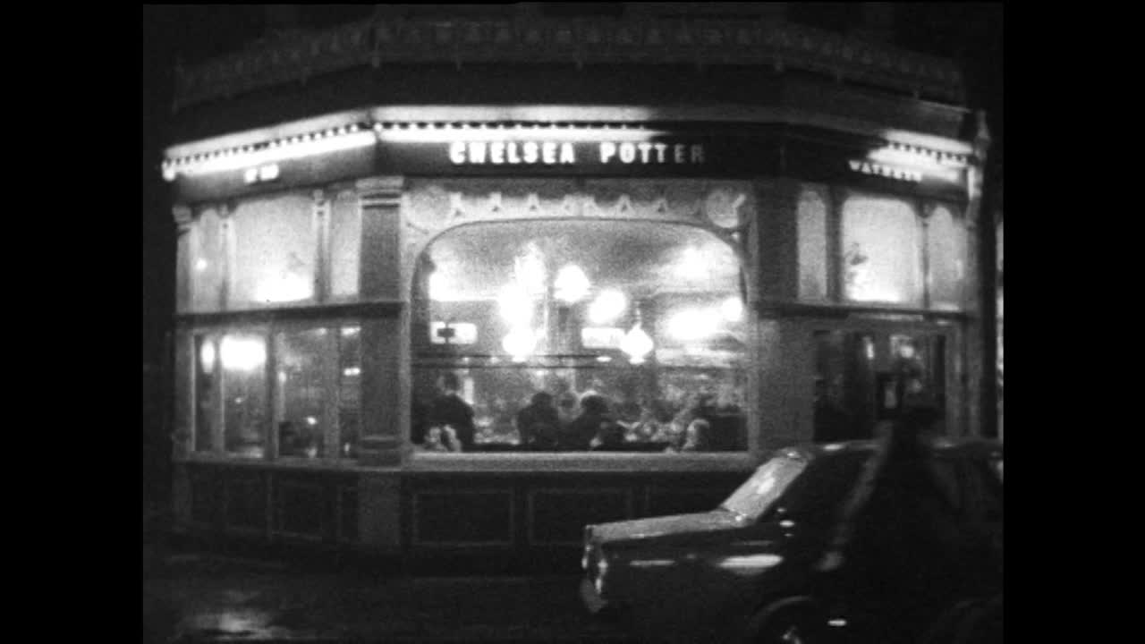 伦敦切尔西灯火通明的酒吧外观;1967视频素材