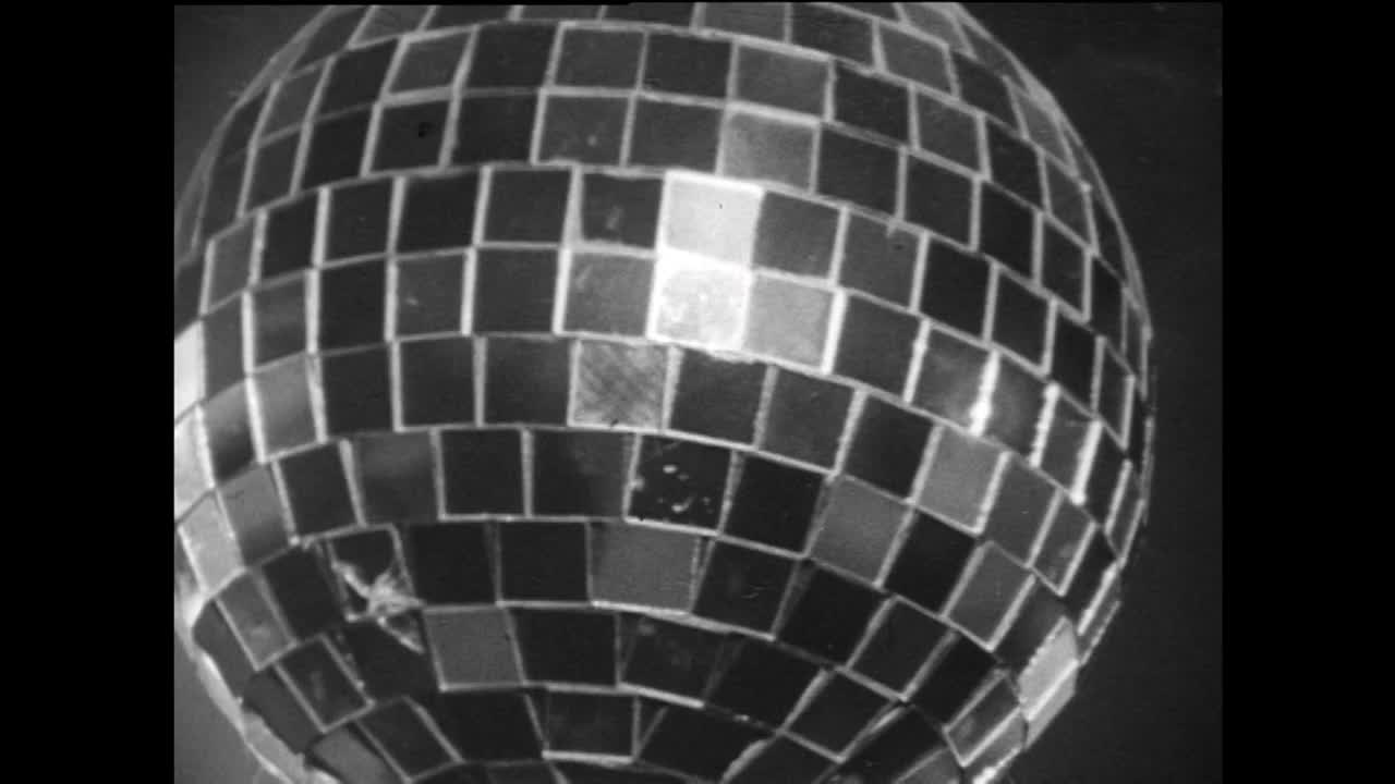 CU闪闪发光的迪斯科球转动并捕捉光线;1967视频素材