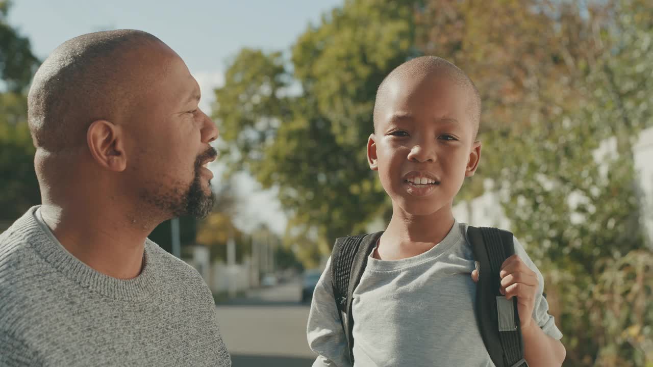 一个英俊成熟的男人和他儿子在外面开玩笑的4k视频视频素材