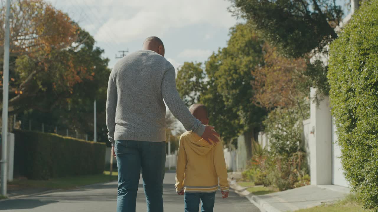4k视频显示一个陌生男子和他儿子在外面散步视频素材