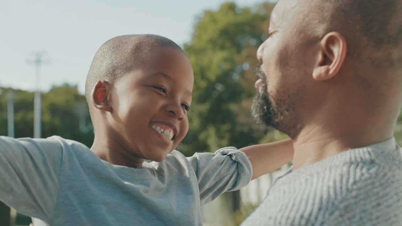 一个英俊成熟的男人在外面拥抱他儿子的4k视频视频素材