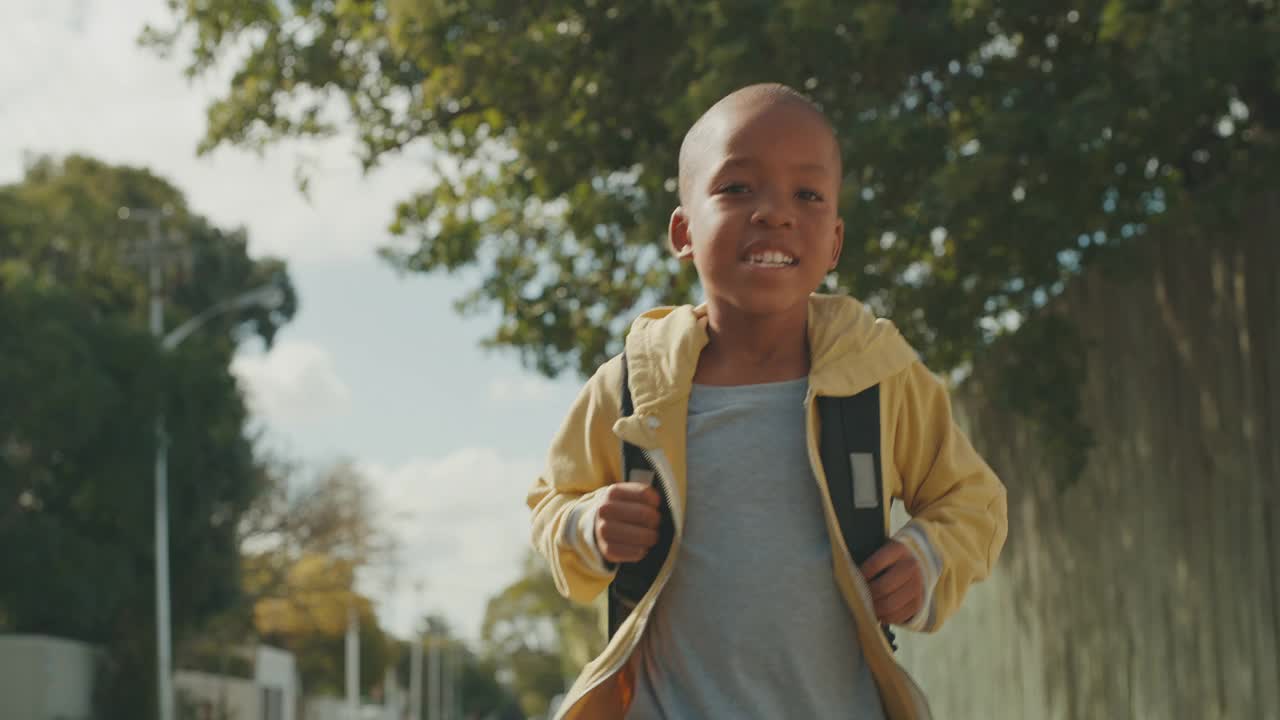 一个可爱的小男孩在街上走的4k视频片段视频下载
