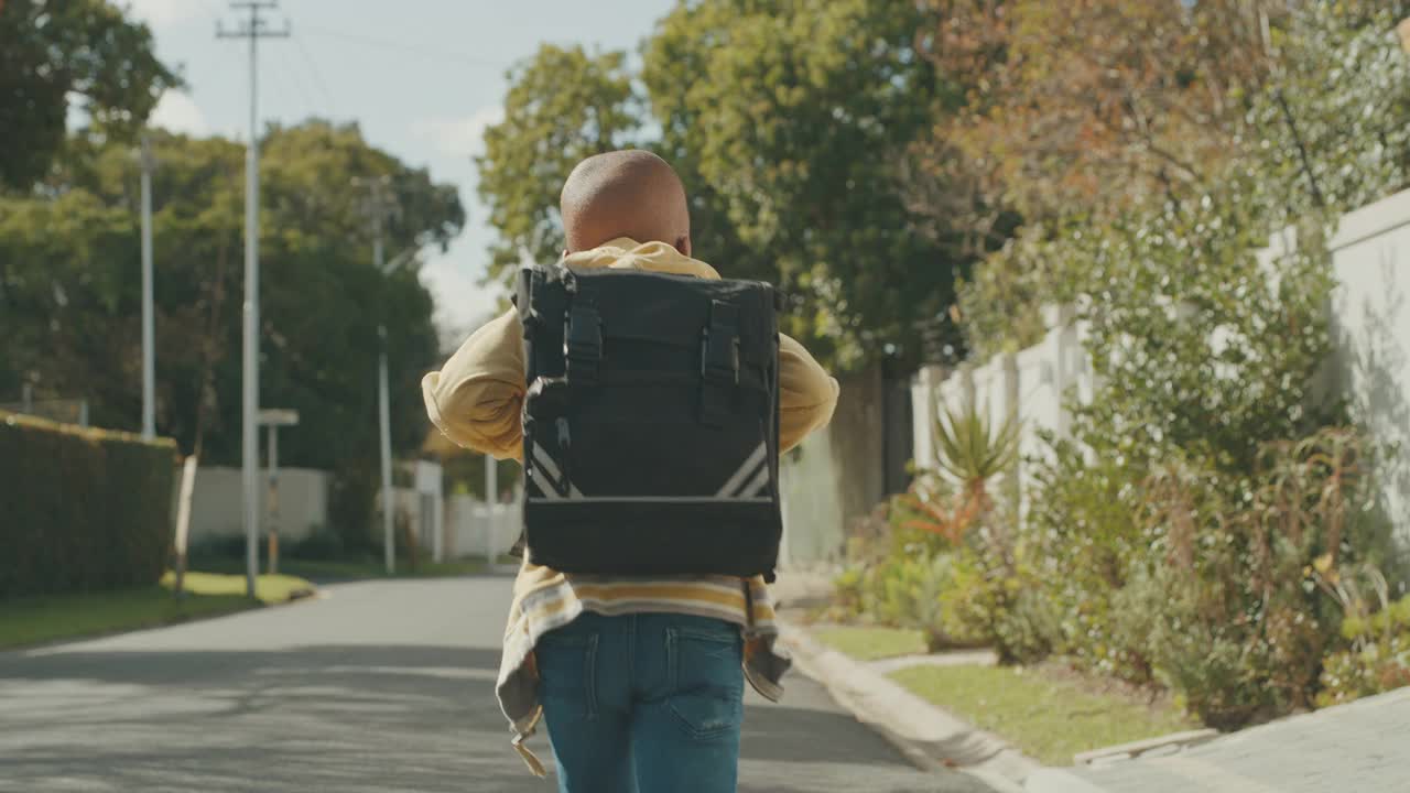 4k视频显示一个无法辨认的小男孩走在街上视频素材