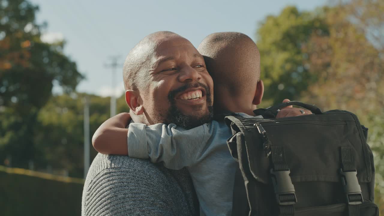 一个英俊成熟的男人在外面拥抱他儿子的4k视频视频素材