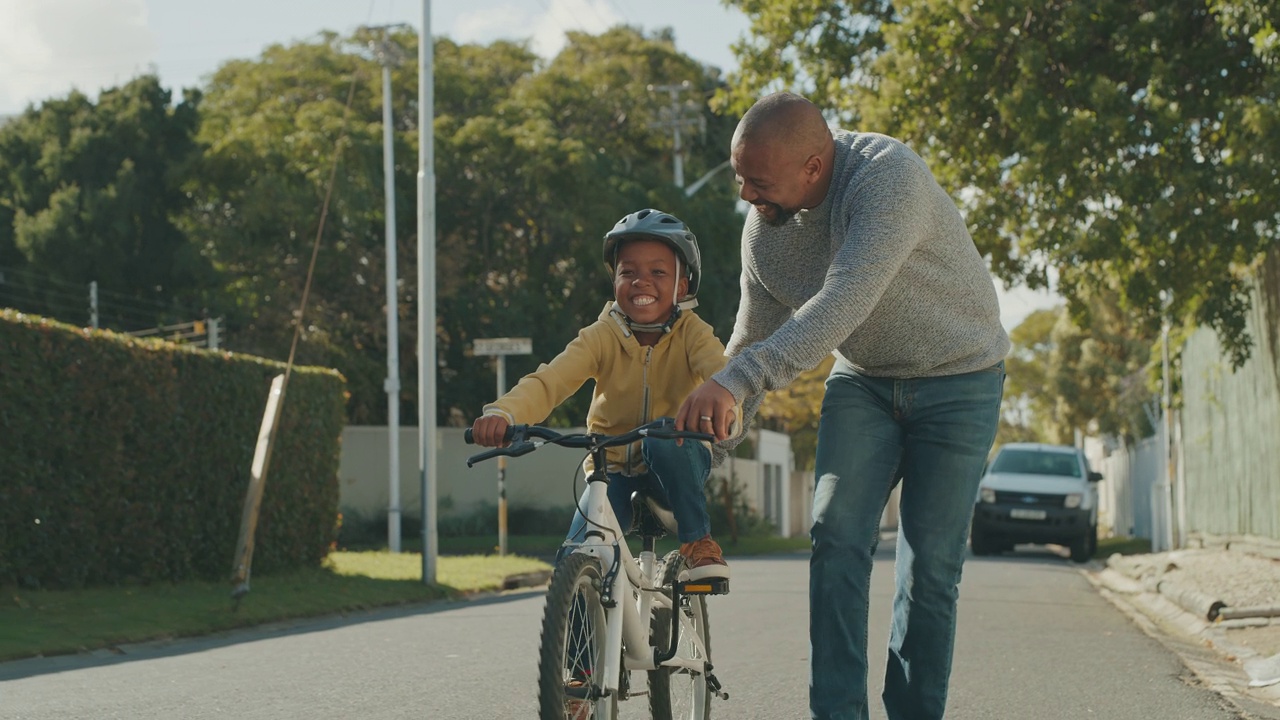 一个英俊的成熟男人教他的儿子如何在户外骑自行车的4k视频片段视频下载