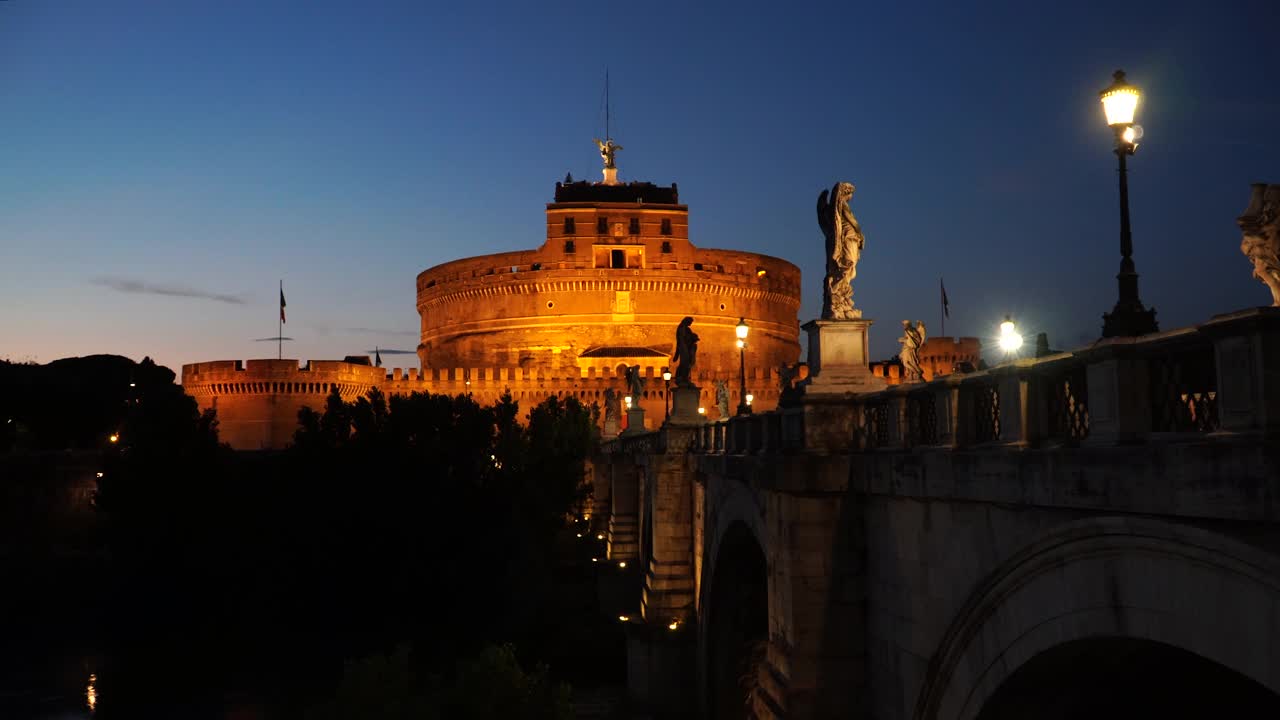 圣安杰洛城堡和罗马的圣安杰洛桥从黄昏中被夜晚照亮视频素材