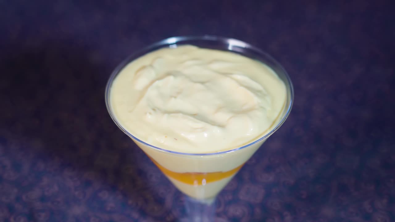 芒果是经过时间推移的种子在奶油上的玻璃杯视频素材