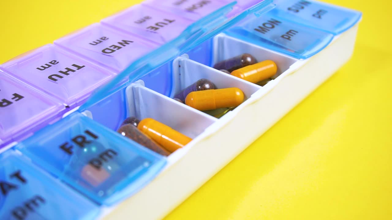 每天的药盒里有不同的药片视频下载