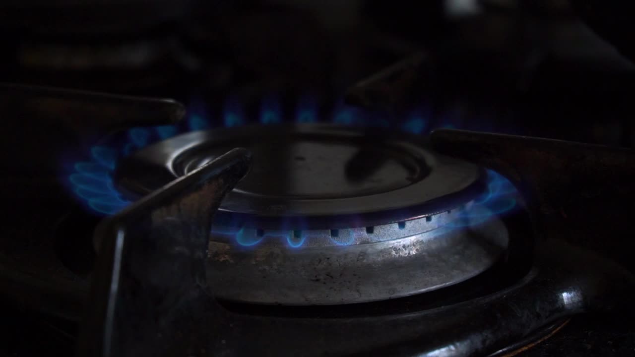 在摄像机移动过程中燃烧气体的煤气灶视频下载