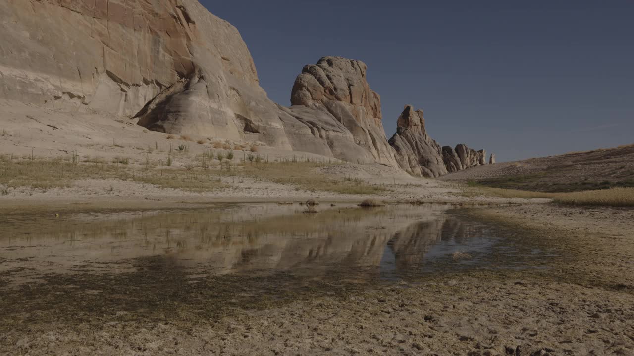 干旱期间湖床的浅水/美国犹他州格伦峡谷国家游乐区视频下载