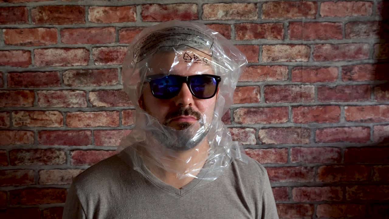 一个戴着眼镜，头上戴着袋子的男人视频下载