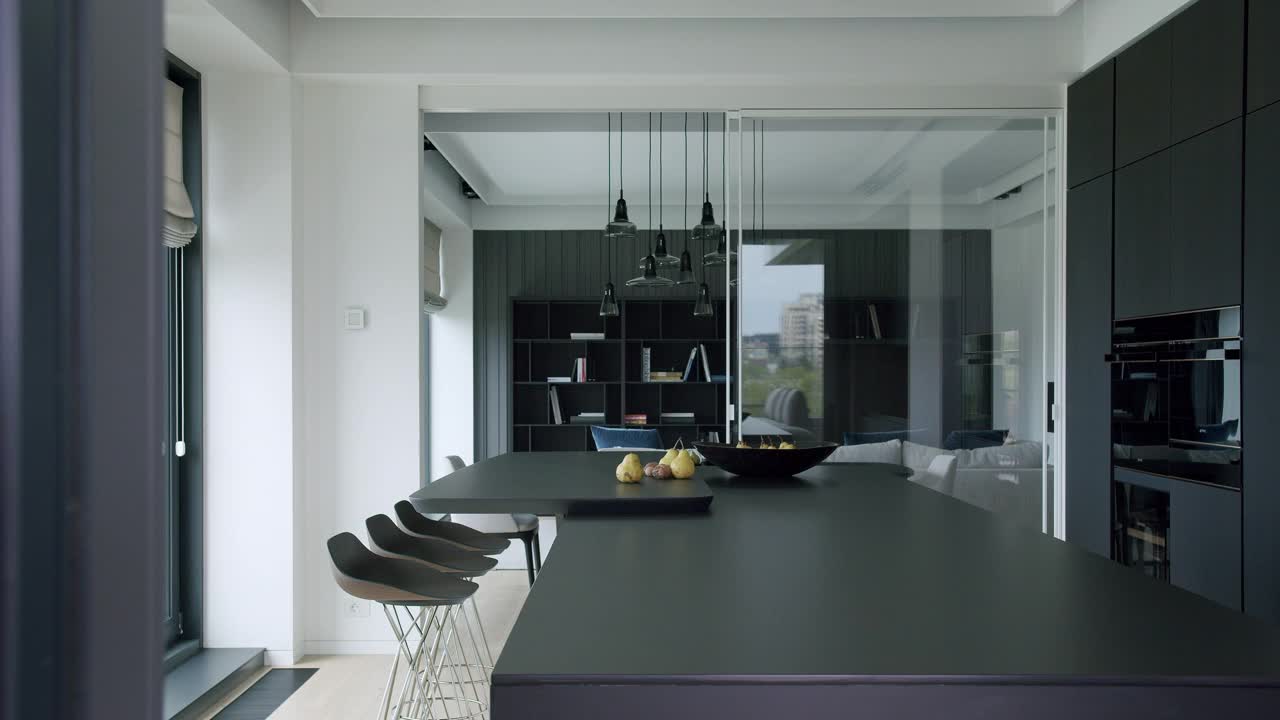 极简公寓的现代厨房，滑动门和漂亮的家具视频下载