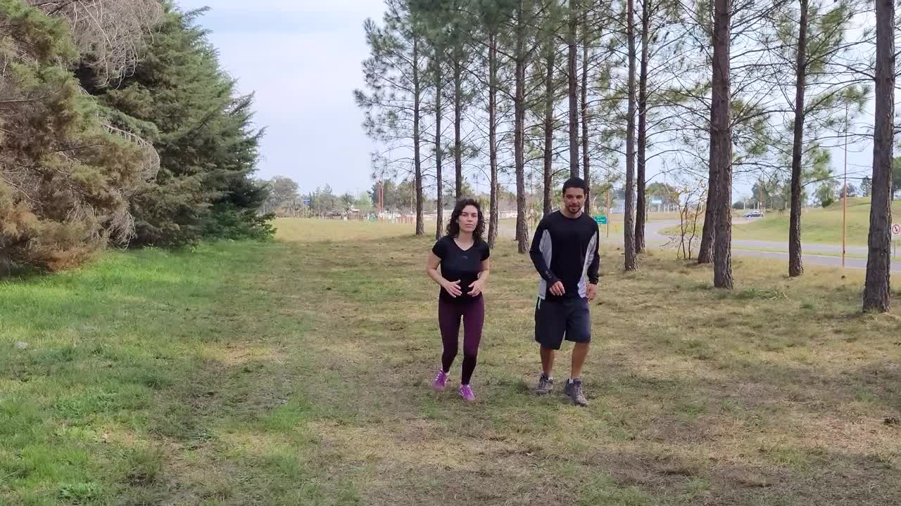 年轻夫妇做运动视频下载