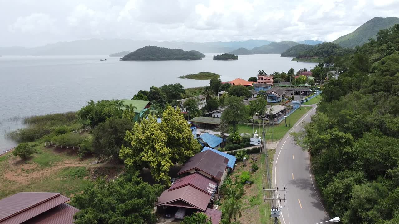 鸟瞰图的普拉丘普希里汗附近的湖俯瞰乡村，泰国。视频素材