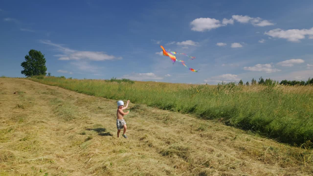 小男孩在玩五颜六色的风筝视频下载